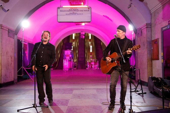 Seguir Muerto en el mundo patrocinado U2's Bono gives 'freedom' concert in Kyiv metro | Arab News