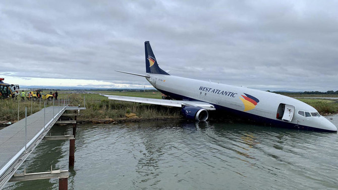solsikke koste teenager France's Montpellier airport shut after plane skids into lake | Arab News