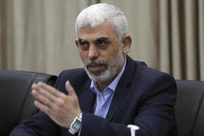 Yahya Sinwar, líder de Hamas en Gaza, saluda a sus partidarios durante una reunión con líderes de facciones palestinas en su oficina en la ciudad de Gaza, el 13 de abril de 2022. (AP) Israel promete "eliminar" al nuevo líder de Hamás mientras la guerra entra en su undécimo mes