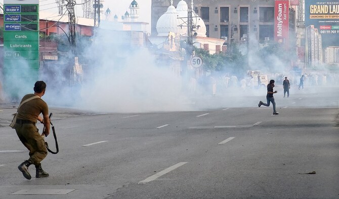 Egasi eshakdagi xizmatkorni jazolamoqda (foto)