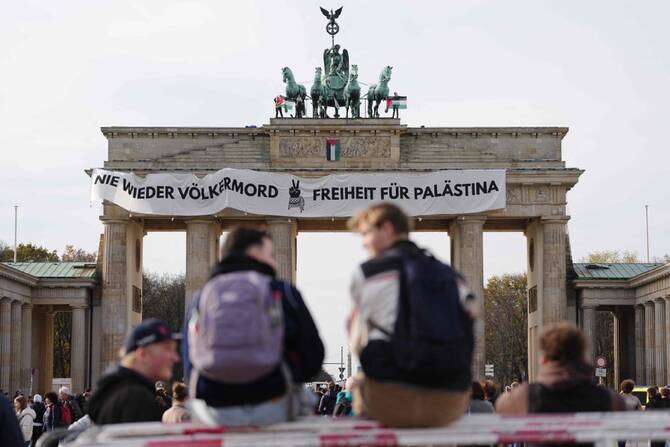 Pro-Palestinian activists use lift to scale Berlin's Brandenburg Gate |  Arab News