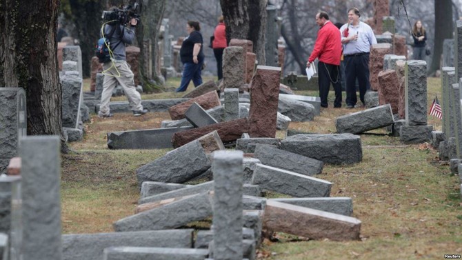 Muslims raise over $91,000 for vandalized Jewish cemetery in Missouri