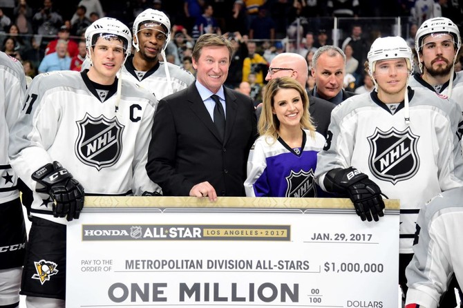 Wayne Simmonds shows off Philadelphia Flyers' Stadium Series