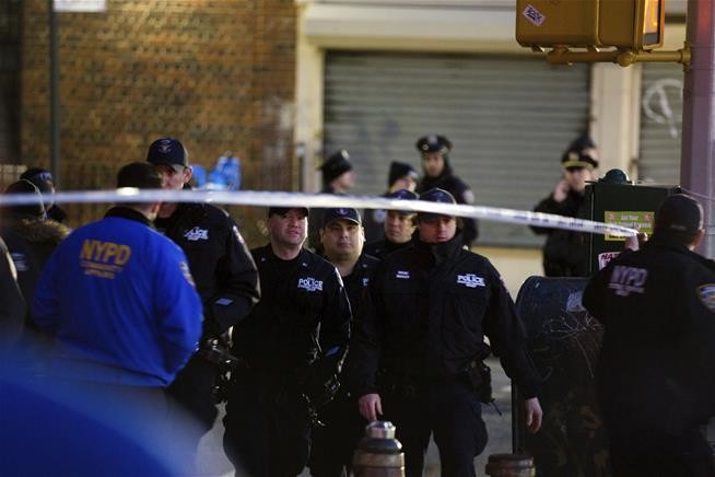 NYC police fatally shoot man carrying metal pipe