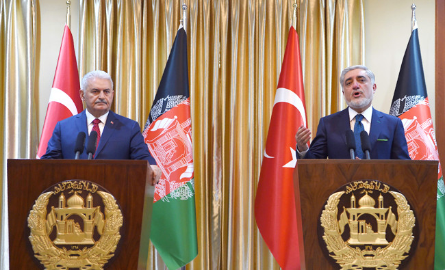 Turkish PM visits Kabul and calls on Taliban to join peace talks