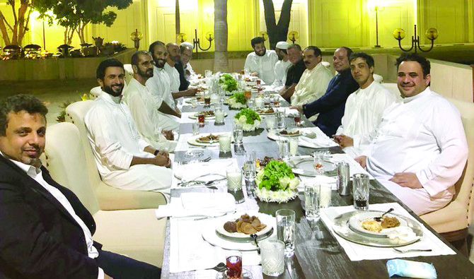 Photo of Arab leaders dining goes viral on social media