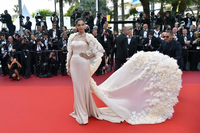 Sonam Kapoor In Elie Saab Couture – 'The Meyerowitz Stories' Cannes Film  Festival Premiere | Fashion dresses, Gowns, Evening dresses