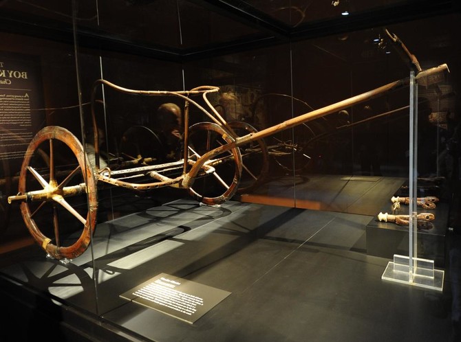 Egypt moves last chariot of King Tut to new museum