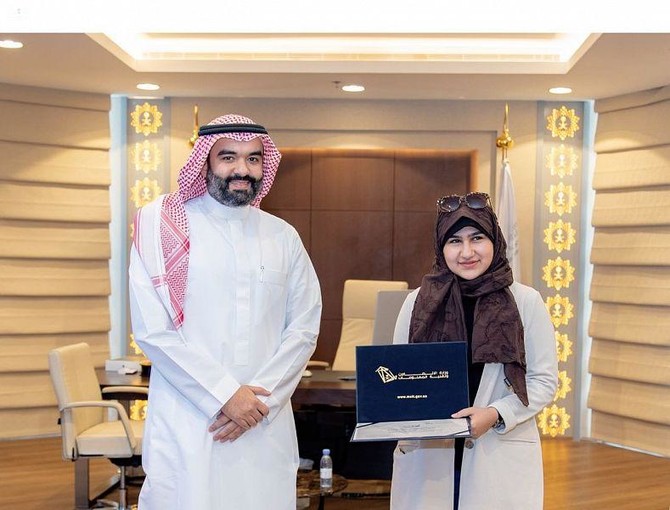 Saudi communications minister receives youngest Saudi female journalist