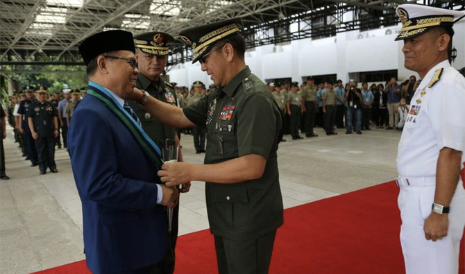 MILF chief makes historic visit to Philippine military camp