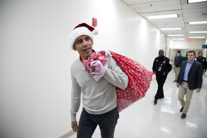 Obama delights sick children as Santa in Washington