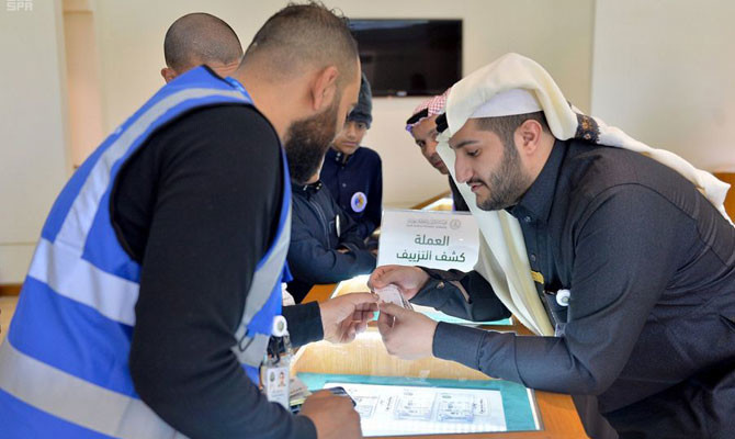 Saudi Arabian Monetary Agency educates Janadriyah visitors about counterfeit money