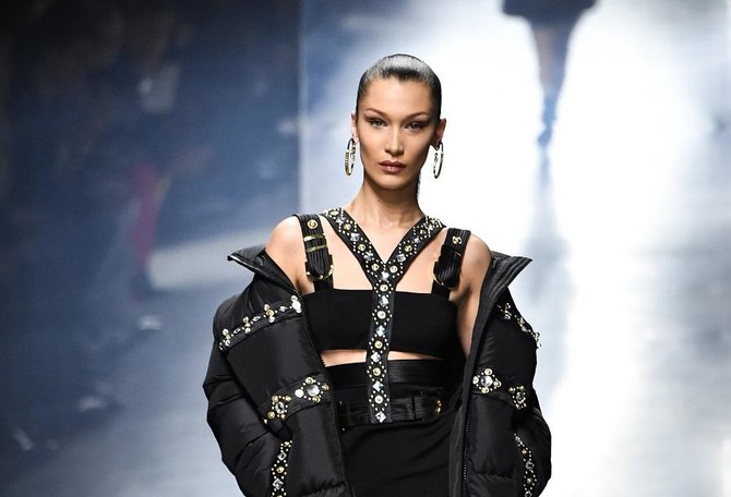 opladen Foto Verandert in Bella Hadid walks the runway for Versace in Milan | Arab News