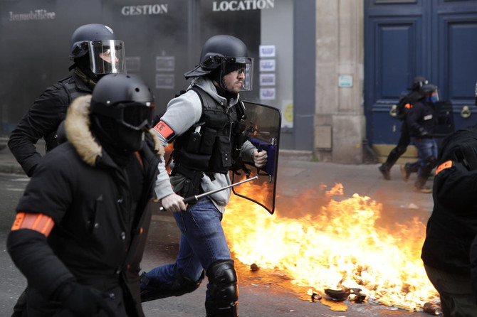 French yellow vest anti-govt protests turn violent in Paris
