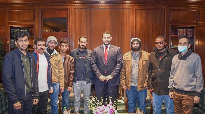 Ambassador Khalid meets Saudi soldiers receiving treatment in US