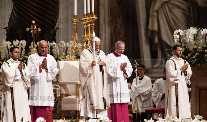 Pope Francis during Easter vigil: reject the ‘glitter of wealth’