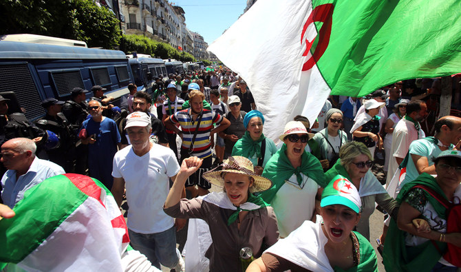 Algerians brave heavy police presence to demand transition