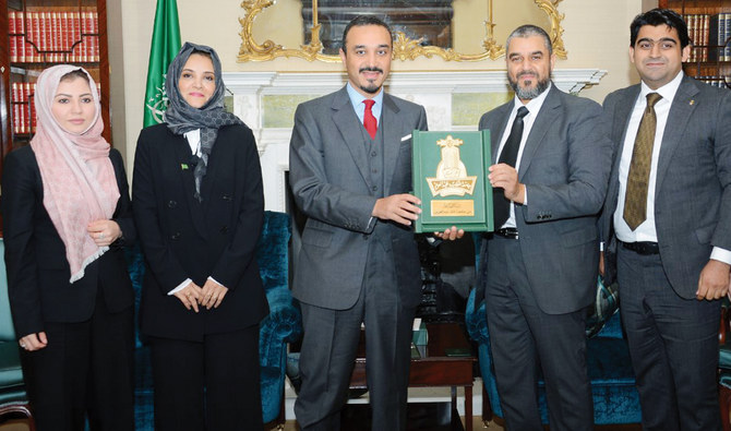 Saudi envoy to UK receives KAU students