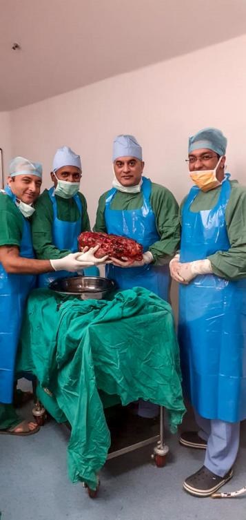 Indian doctors remove giant 7.4 kilo kidney from man