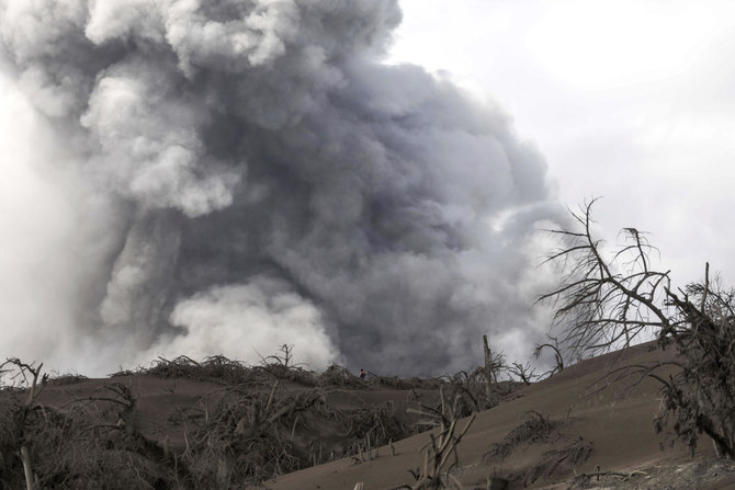 Philippine volcano’s quakes, cracks send more people fleeing