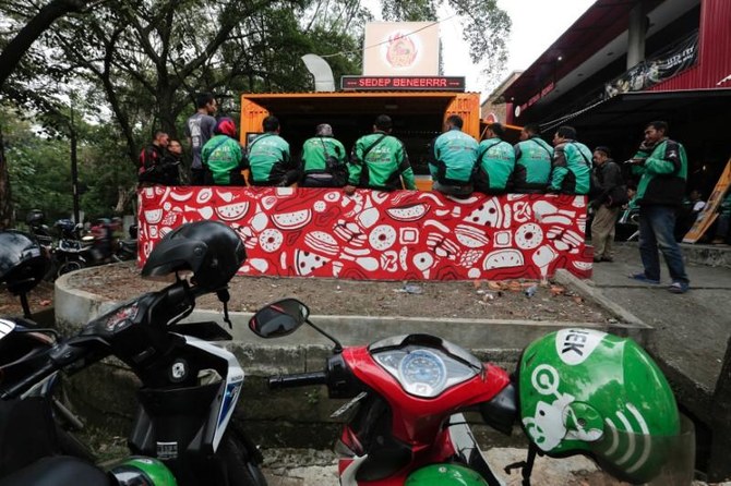 Jakarta’s food stalls distribute free meals to low-income families