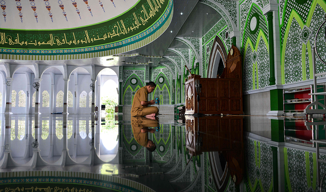 Mosques in Indonesia defy government to remain open for prayer