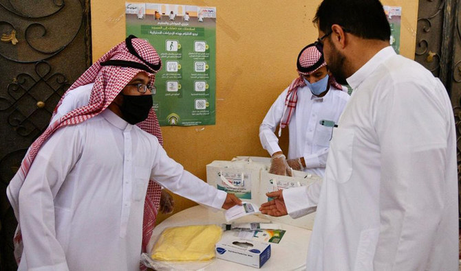 Thousands of Saudi volunteers pull together to fight coronavirus