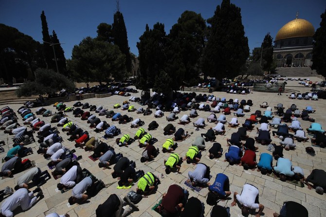 30,000 Muslims pray in Al-Aqsa Mosque while sticking to social distancing