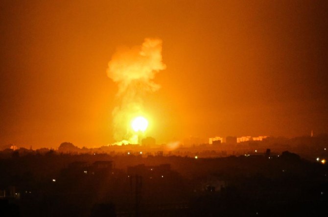 Israeli planes bomb Gaza as Egyptians seek to restore calm