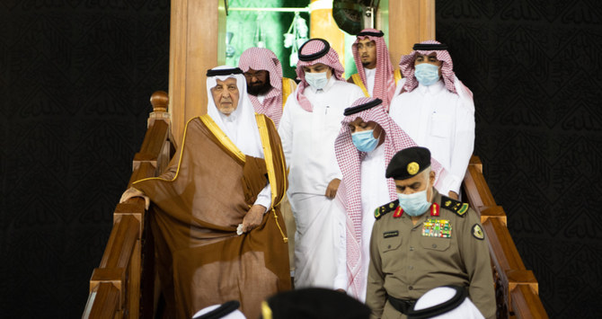 makkah-governor-prince-khalid-bin-faisal-helps-to-wash-kaaba