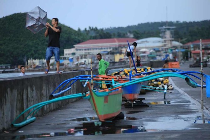 Typhoon in Philippines displaces 120,000, 8 missing