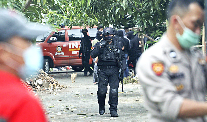 Indonesian police kill 2 suspected militants in raid