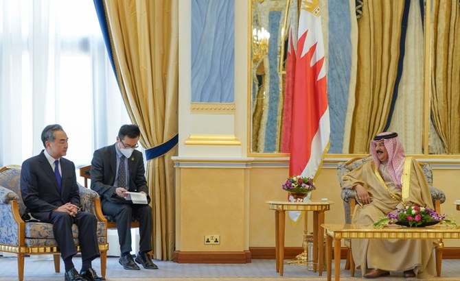 Bahrain’s King Hamad meets with Chinese Foreign Minister Wang Yi in Manama. (BNA)