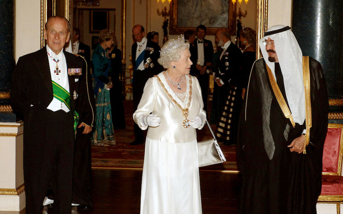King Abdullah of Saudi Arabia (R) talks with Queen Elizabeth II (C) and The Duke of Edinburgh (L) before the State Banquet at Buckingham Palace in London after the first day of the Saudi King's visit. (AFP/File Photo)