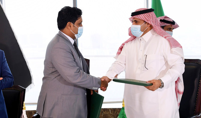 The agreement was signed by general supervisor of the Saudi Development and Reconstruction Program for Yemen and Saudi ambassador to Yemen Mohammed bin Saeed Al-Jaber and Yemeni Minister of Electricity and Energy Anwar Kolshat. (SPA)