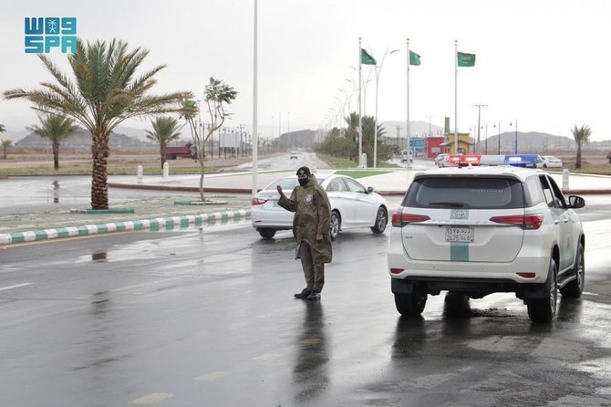 The Traffic Department in Al-Baha has recruited all its officers and personnel to regulate traffic movement on the main roads and public squares, due to the rain, fog and low visibility. (File/SPA)