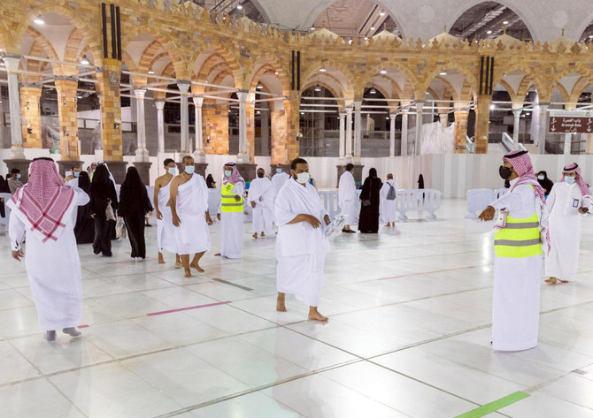 Hundreds of volunteers serve worshippers at Makkah’s Grand Mosque as Ramadan nears end