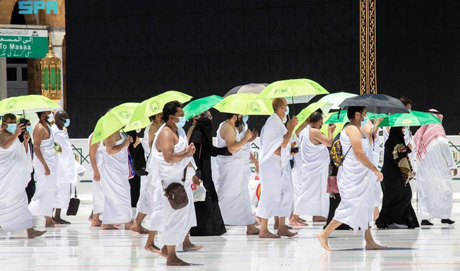 Saudi Islamic Ministry distributes 14,650 umbrellas