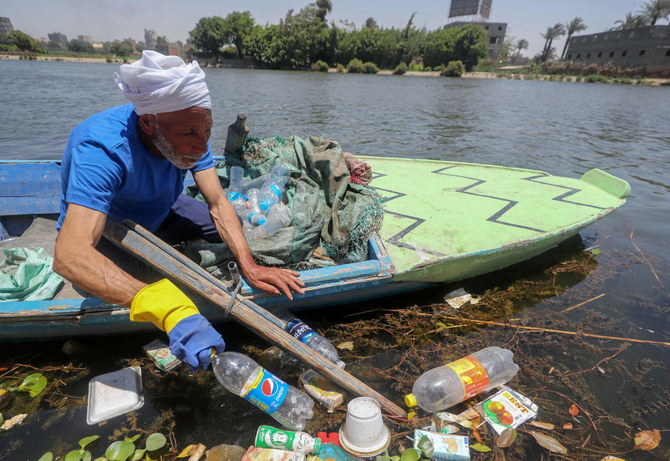 Nile fishermen protect stocks by pulling plastic from river