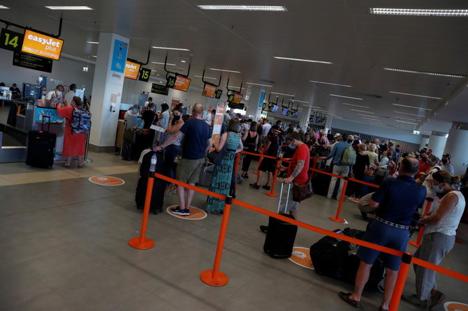 Frustrated Brits rush home from Algarve to avoid quarantine
