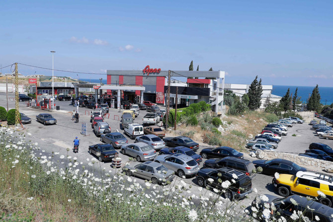 Vehicles queue-up at a petrol station in the Balamand area on the coastal highway in near Beirut on June 21, 2021 amid dire shortages due to an ongoing economic collapse. (AFP / JOSEPH EID)