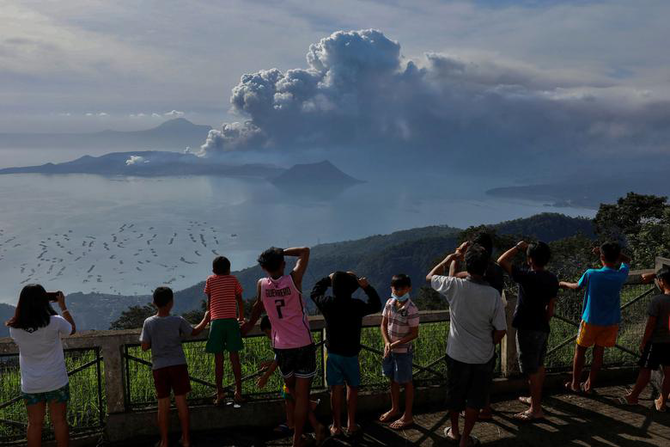 ‘Hazy skies’ as sulfuric smog from Taal volcano envelops Manila