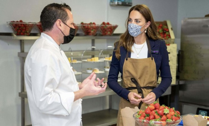 Kate helps out in kitchen during Wimbledon visit