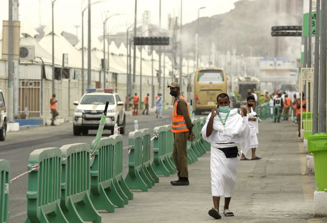 Pilgrims spend first day of Hajj worshipping in Mina 