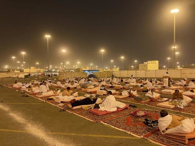 Hajj pilgrims reach Muzdalifah after spending day at Arafat