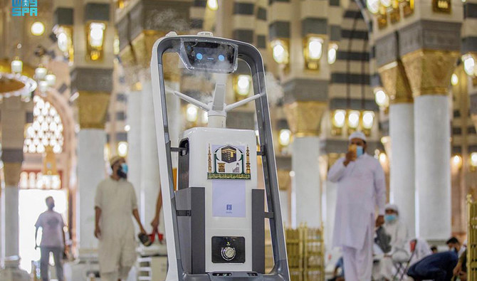 In the 2019 Hajj season, the Ministry of Health introduced a robot that remotely provided consultations and checks with the use of artificial intelligence. (SPA)