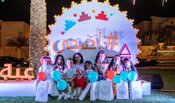 On the first day of Eid, ‘Party Buses’ were launched, driving around Diriyah to spread happiness by giving away thousands of balloons, cotton candy, sweets, puzzles and coloring books to children. (SPA)