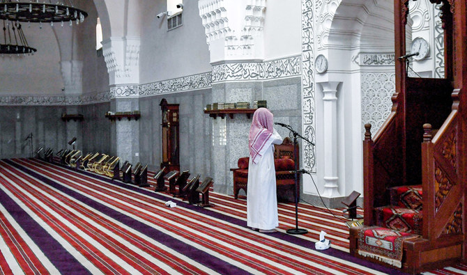  In this file photo taken on April 28, 2020, a muezzin of the Jaffali mosque in Jeddah calls for prayer at the mosque. (AFP)