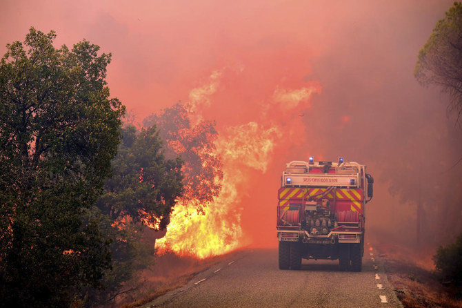 Wildfire raging near French Riviera kills 2, injures 27