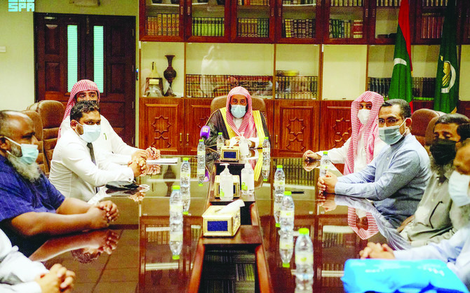 Undersecretary at Saudi Arabia’s Ministry of Islamic Affairs, Sheikh Awad Alanzi, meets with scholars in the Maldives. (SPA)